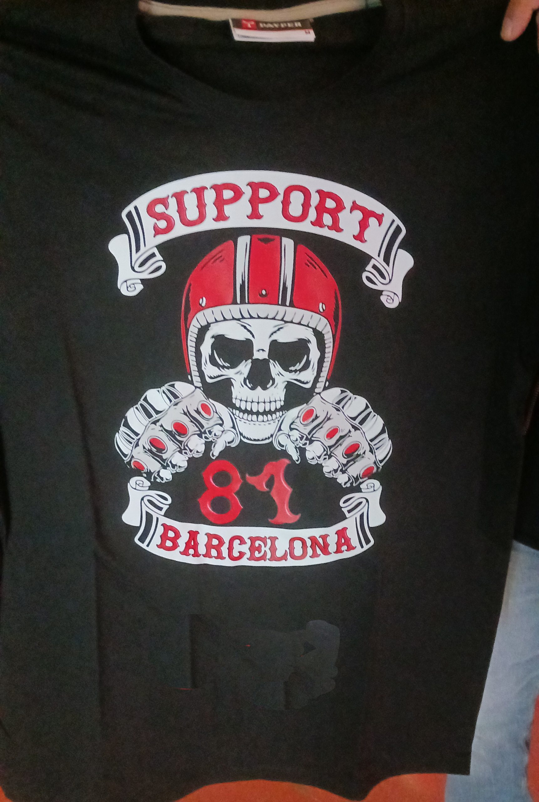 C-33 - Camiseta CALAVERA FRONTAL CON CASCO Y PUÑOS